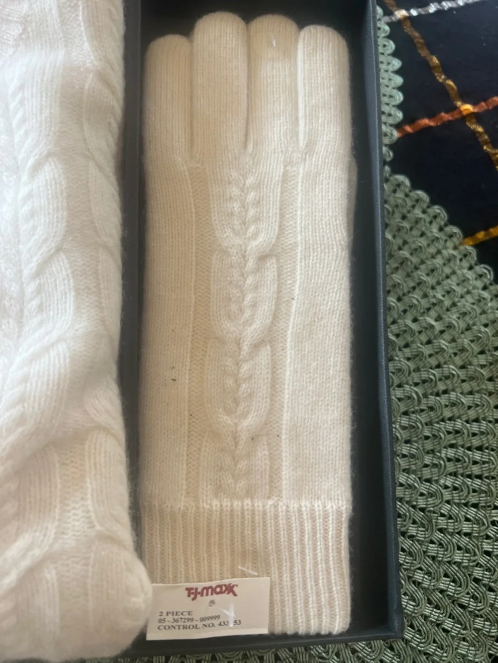 NWT 100%  TAHARI Cream Cable-Knit Crewneck Cashmere Sweater with Glove box set. - Picture 6 of 8